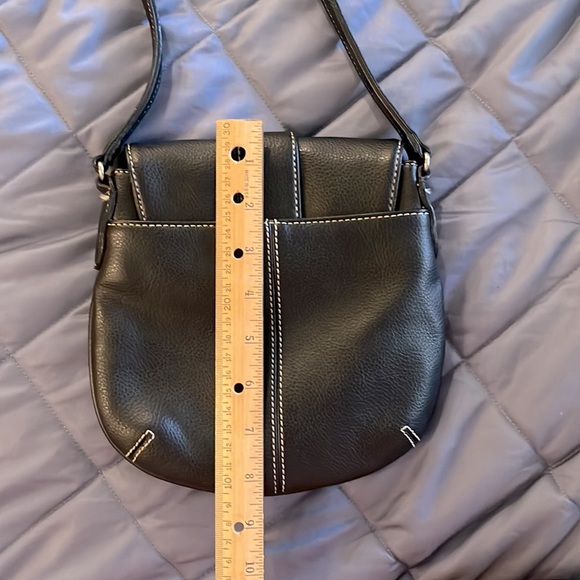 Black Liz Claiborne crossbody with black lining, interior and exterior pockets - Picture 7 of 8
